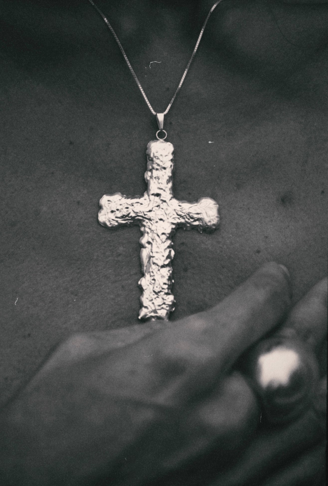 Colar Crucifixo Derretido