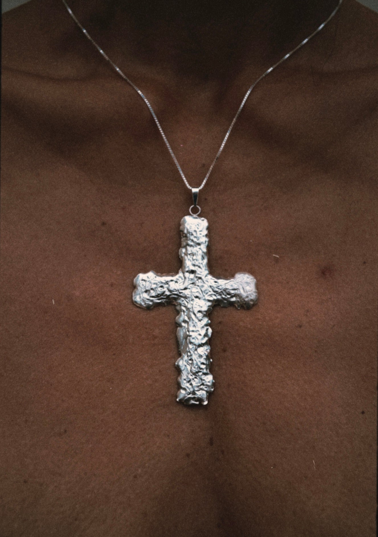 Colar Crucifixo Derretido