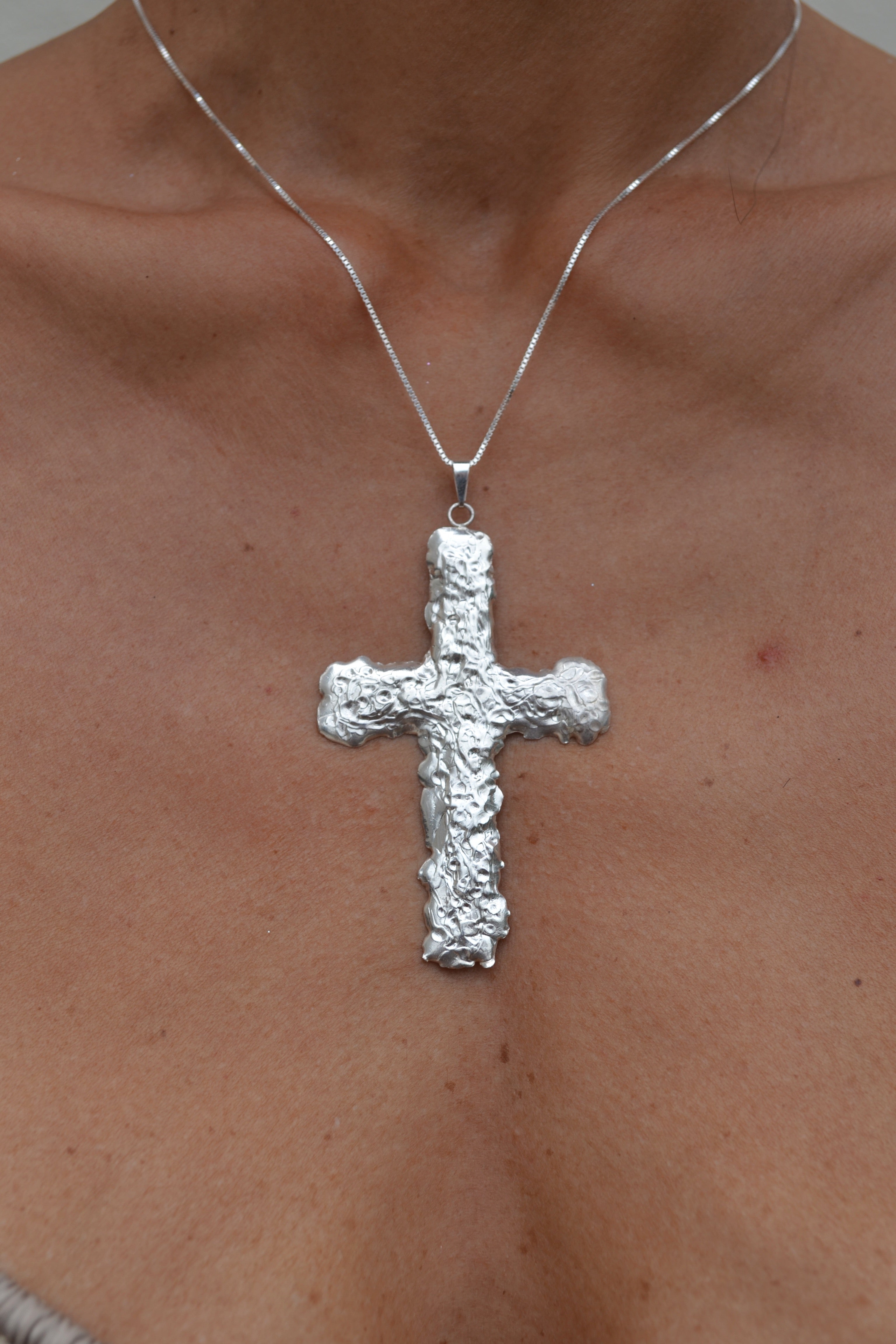 Pingente Crucifixo Derretido